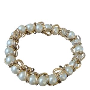 Elegant Gold and White Pearl Bracelet